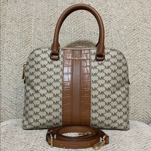 ✳️Michael Kors PVC Leather 2 Compartment Bag✳️